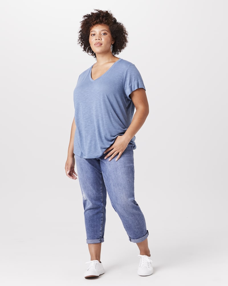 Plus size model with apple body shape wearing Amiyah V-Neck Tee by Meri Skye | Dia&Co | dia_product_style_image_id:143690